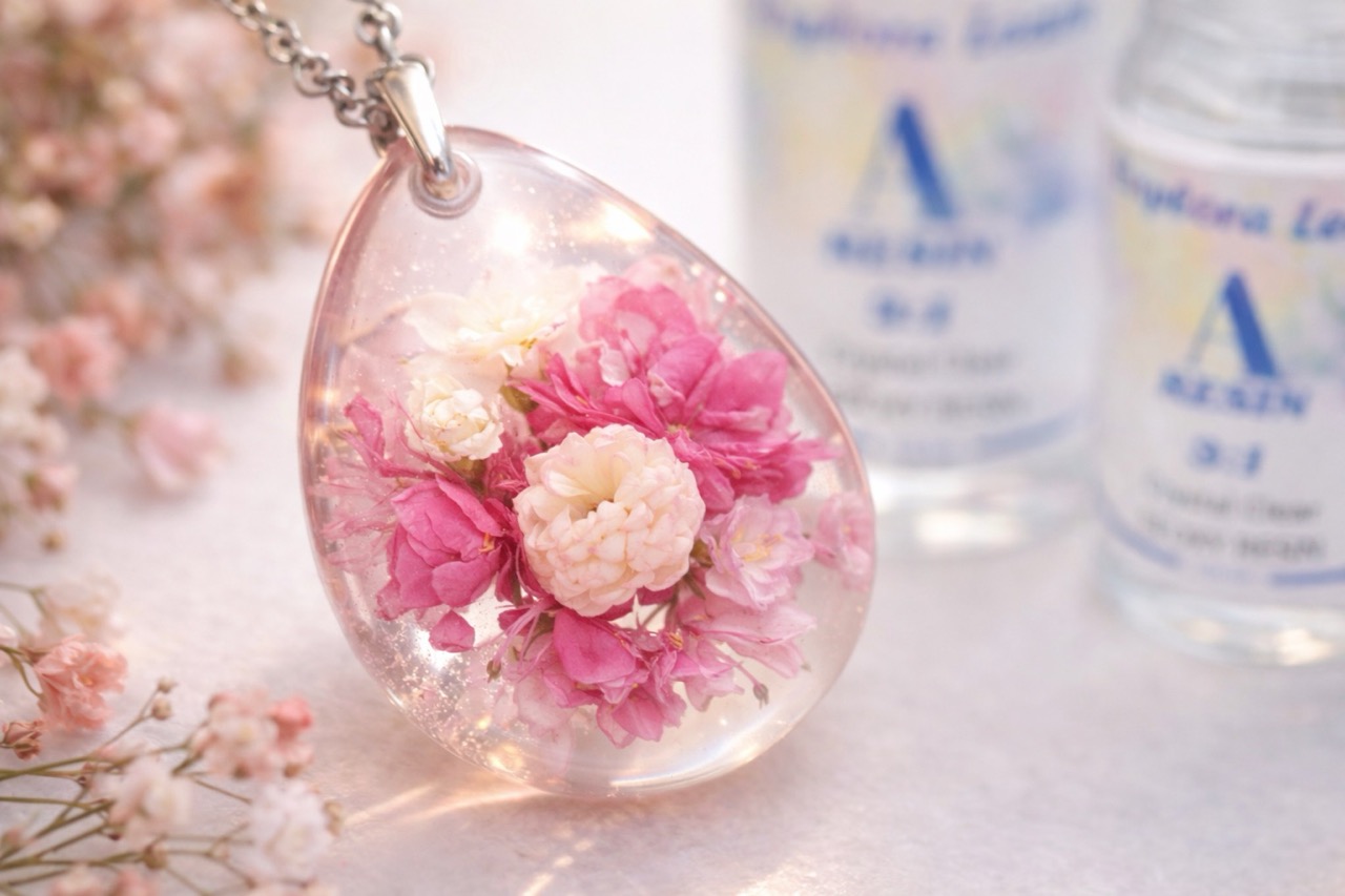 Dried flowers in resin art